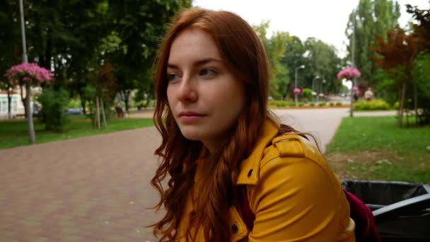 公园里的红头发女孩 — 图库视频影像