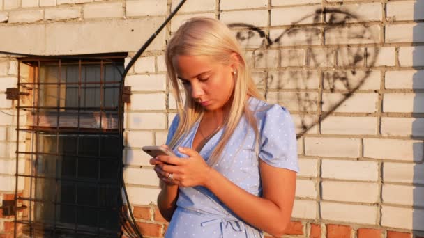 Ragazza Abito Blu Pois Siede Nei Social Network Beve Vino — Video Stock