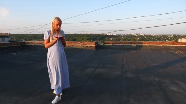 Mädchen Blauen Tupfen Kleid Sitzt Sozialen Netzwerken Und Trinkt Wein — Stockvideo