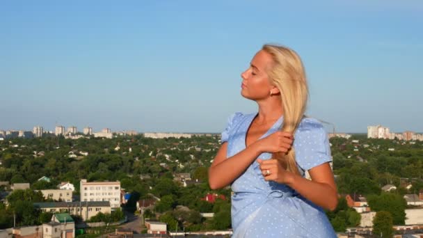 Mavi Polka Noktalı Elbiseyle Çatıda Poz Veren Kız Arka Planda — Stok video
