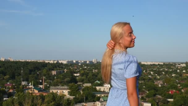 Girl Posing Roof Blue Polka Dot Dress City Background — Stock Video