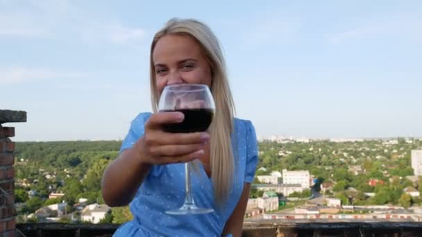 Dziewczyna Niebieskiej Sukni Pije Wino Dachu — Wideo stockowe