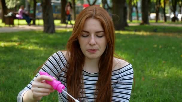 Rothaarige Mädchen Bläst Seifenblasen Park Sie Lächelt Und Lacht Sommer — Stockvideo