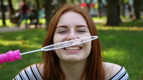 Menina Ruiva Sopra Bolhas Sabão Parque Ela Sorrindo Rindo Verão — Vídeo de Stock