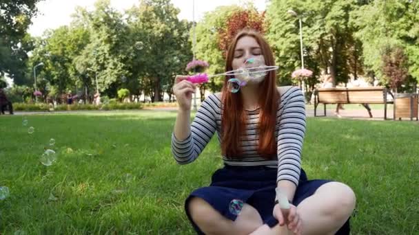 Menina Ruiva Sopra Bolhas Sabão Parque Ela Sorrindo Rindo Verão — Vídeo de Stock