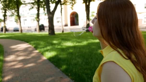 Fille Aux Cheveux Roux Souffle Des Bulles Savon Dans Parc — Video