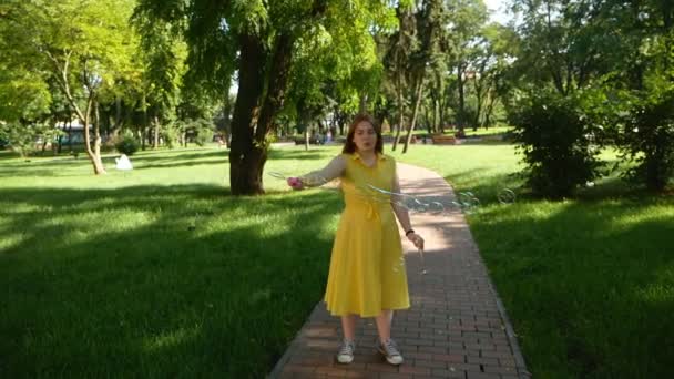 Chica Pelirroja Sopla Burbujas Jabón Vestido Park Yellow Ella Sonriendo — Vídeo de stock