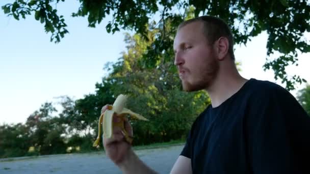 Guy Eats Fruit Summer Park — Stock Video