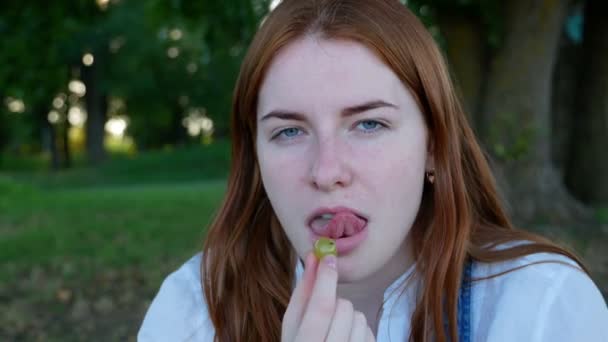 Redhead Meisje Eten Fruit Zomer Het Park — Stockvideo