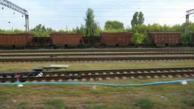 Tren penceresinden terk edilmiş bir istasyonun görünümü