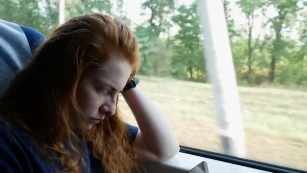 Chica Con Smartphone Tren Junto Ventana — Vídeo de stock