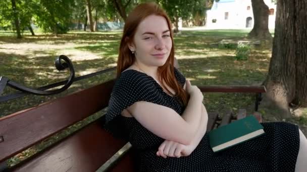 Mädchen Liest Park Auf Holzbank Ein Buch — Stockvideo