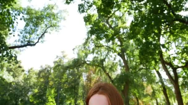 Дівчина Використовує Свій Смартфон Парку Дерев Яній Лавці — стокове відео