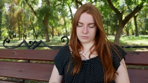 Lány Olvas Egy Könyvet Parkban Egy Fából Készült Padon — Stock videók