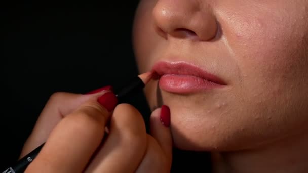 Maquillaje Artista Está Aplicando Maquillaje Una Chica Sobre Fondo Negro — Vídeos de Stock