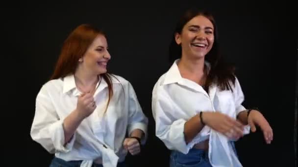 Chicas Camisas Blancas Bailando Jugando Sobre Fondo Negro — Vídeo de stock