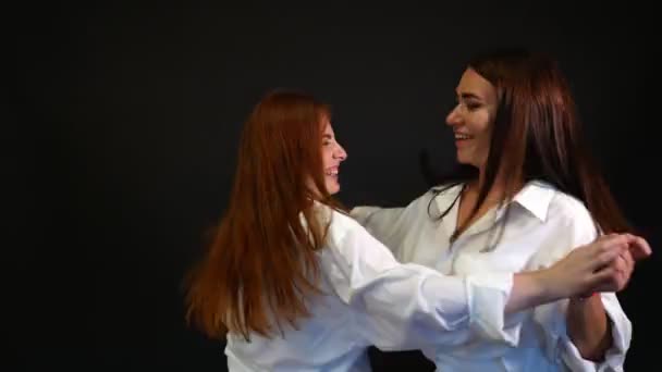 Chicas Camisas Blancas Bailando Jugando Sobre Fondo Negro — Vídeos de Stock