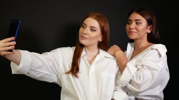 Meninas Camisas Brancas Tirar Uma Selfie Fundo Preto — Vídeo de Stock