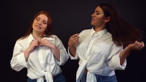 Meisjes Witte Shirts Dansen Gek Rond Een Zwarte Achtergrond — Stockvideo