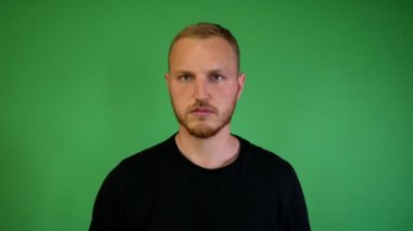 kendine güvenen bir görünüm ile sakallı adam