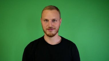 çılgın bir görünüm ile sakallı adam