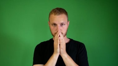 sinsi bir görünüm ile sakallı adam