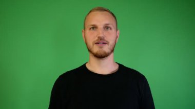 sakallı adam renk anahtarına hayret ediyor