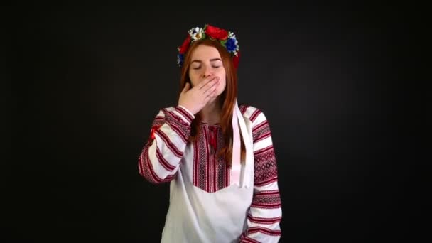 Menina Ruiva Feliz Uma Camisa Bordada Envia Antenas Sorrisos Fundo — Vídeo de Stock