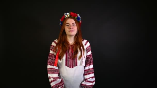 Veselá Zrzavá Dívka Vyšívané Košili Přitahuje Slovo Vzduchu Usmívá Černé — Stock video