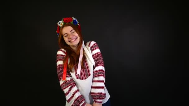 Menina Ruiva Feliz Uma Camisa Bordada Voz Alta Fundo Preto — Vídeo de Stock