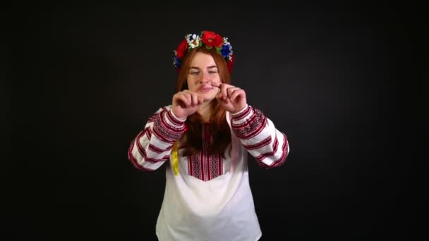 Alegre Chica Pelirroja Una Camisa Bordada Dibuja Corazón Aire Sonríe — Vídeo de stock