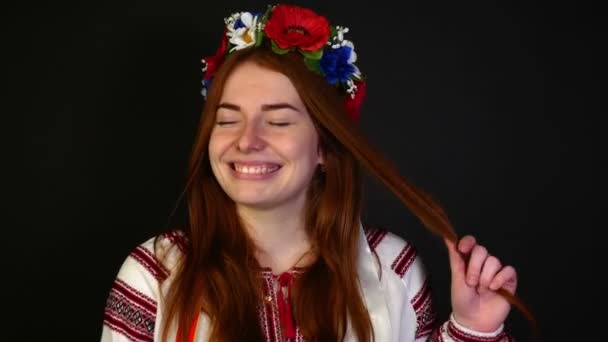 Menina Ruiva Feliz Uma Camisa Bordada Com Uma Grinalda Toca — Vídeo de Stock