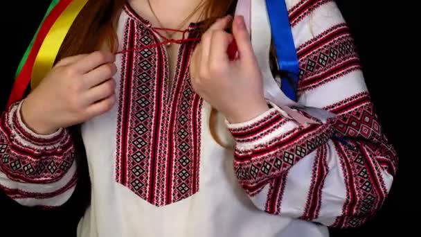 Menina Ruiva Feliz Uma Camisa Bordada Com Uma Coroa Flores — Vídeo de Stock