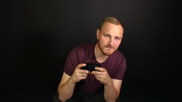 Bearded Man Spelar Console Svart Bakgrund Helt Absorberas Spelet — Stockvideo