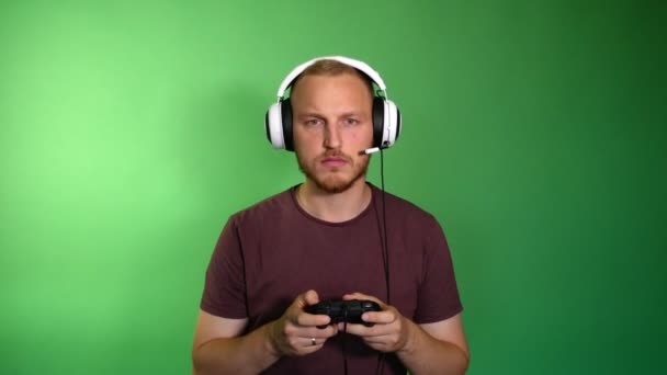 Boos Ongeschoren Man Koptelefoon Speelt Console Begrijpt Niet Hoe Dit — Stockvideo