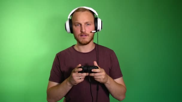 Hombre Sin Afeitar Los Auriculares Juega Consola Hace Una Breve — Vídeo de stock