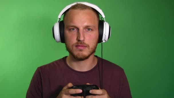 Gefocuste Man Koptelefoon Spelconsole Rood Gezicht Zweet Stroomt Doorstroom — Stockvideo