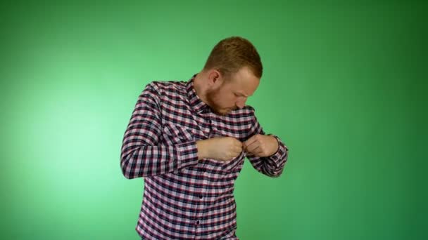 Tipo Barbudo Camisa Xadrez Pede Para Esperar Tira Polegar Bolso — Vídeo de Stock