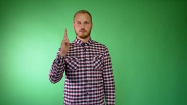 Üzgün sakallı genç adam. Ekose gömlek. Silah gibi el. İntihar konsepti. Kafa atışı.