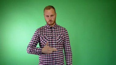 Üzgün sakallı genç adam. Ekose gömlek. Silah gibi el. İntihar konsepti. Kafa atışı.