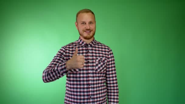 Mutlu Sakallı Adam Ekose Gömlek Bir Başparmak Yukarı Sonra Ikincisi — Stok video