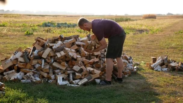 Ein Mann Trägt Brennholz Mit Den Händen Dorf — Stockvideo