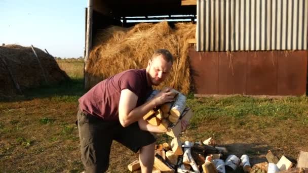 Ein Mann Trägt Brennholz Mit Den Händen Dorf — Stockvideo