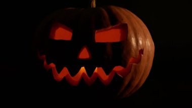 ürkütücü jack-o-fener veya oyma kabak fener karanlıkta yanan. cadılar bayramı ve tatil konsepti