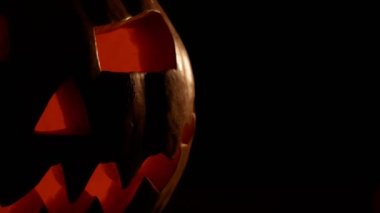 ürkütücü jack-o-fener veya oyma kabak fener karanlıkta yanan. cadılar bayramı ve tatil konsepti