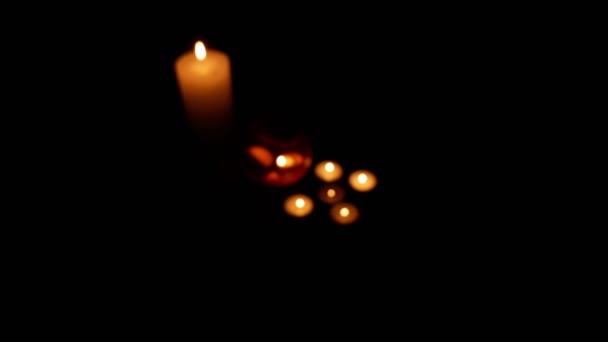 在燃烧的火中雕刻万圣节南瓜 黑色背景 燃烧蜡烛 — 图库视频影像