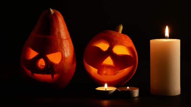 Esculpiu Luzes Abóbora Halloween Dentro Com Chama Fundo Preto Iluminado — Vídeo de Stock