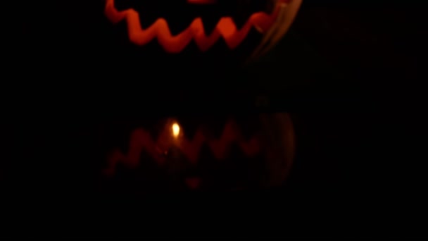 Assustador Jack Lanterna Esculpida Lanterna Abóbora Queimando Escuridão Halloween Feriados — Vídeo de Stock