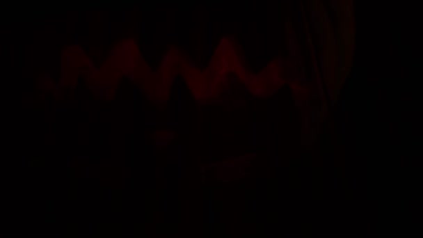 不気味なジャック ランタンや暗闇の中で燃えるカボチャのランタンを彫りました ハロウィーンと休日のコンセプト — ストック動画