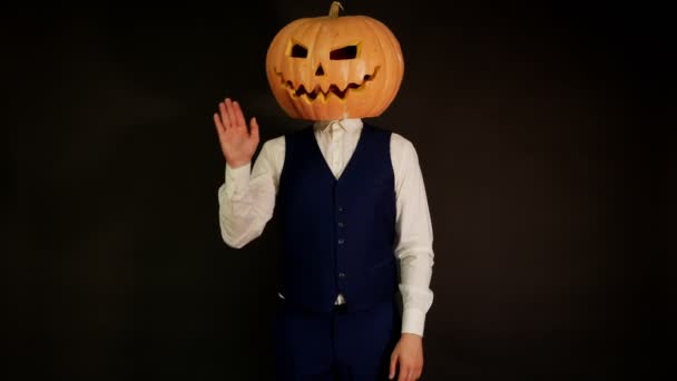 Pompoen Headed Man Zwaait Zijn Hand Halloween Concept Gesneden Pompoen — Stockvideo
